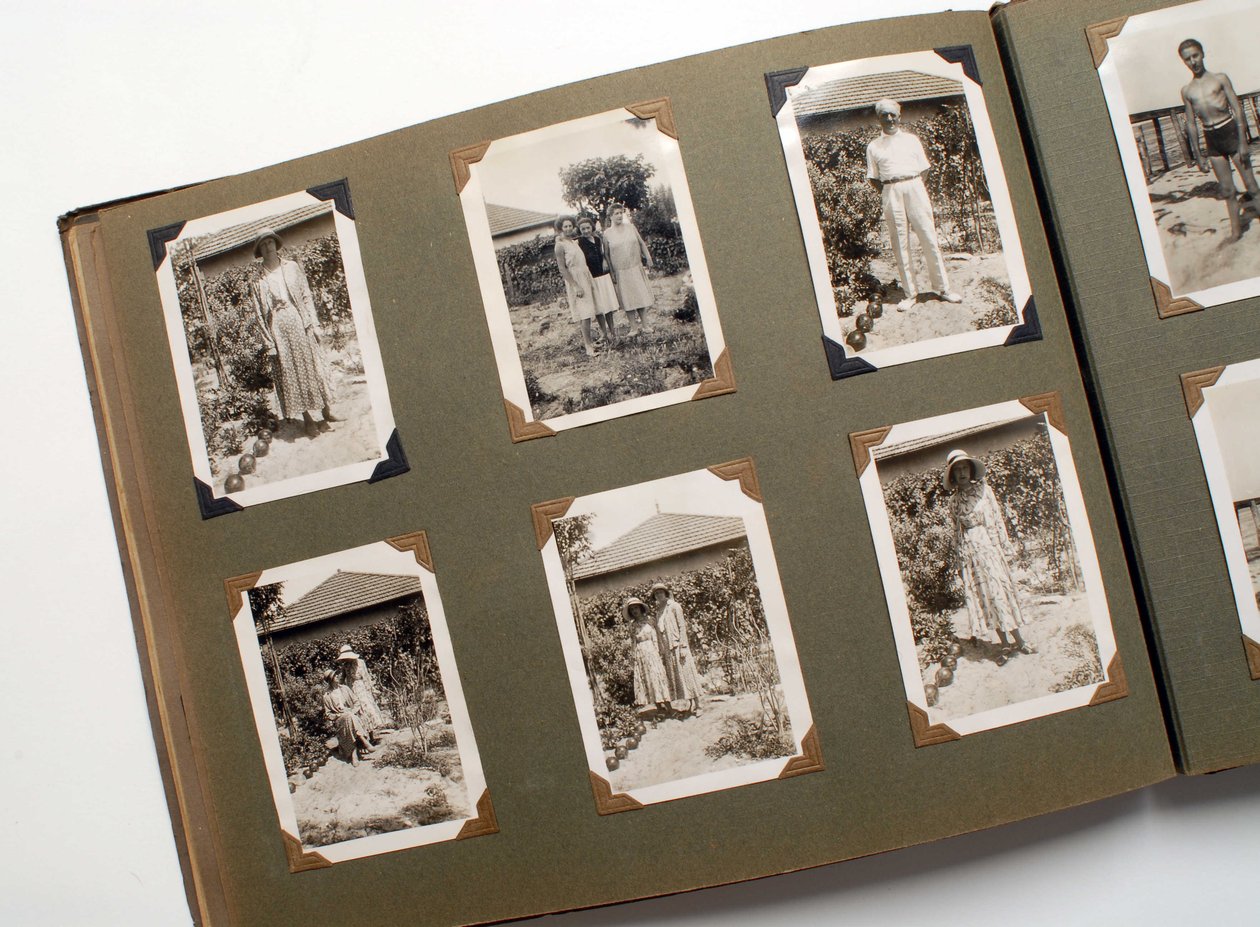 Stilleben av ett fotoalbum (fotografiskt) runt 1925. av Anonymous Anonymous