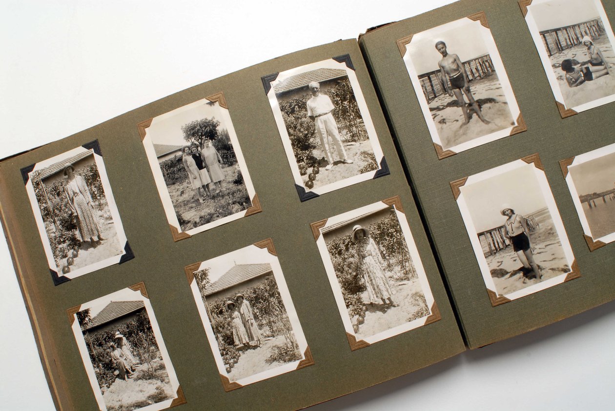 Stilleben av ett fotoalbum (fotografiskt) runt 1925. av Anonymous Anonymous