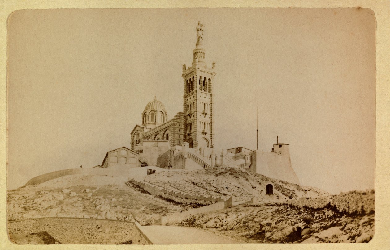 Staden Marseille och dess omgivningar runt 1885 -1890: Notre Dame de la garde, Privat samling av Anonymous Anonymous