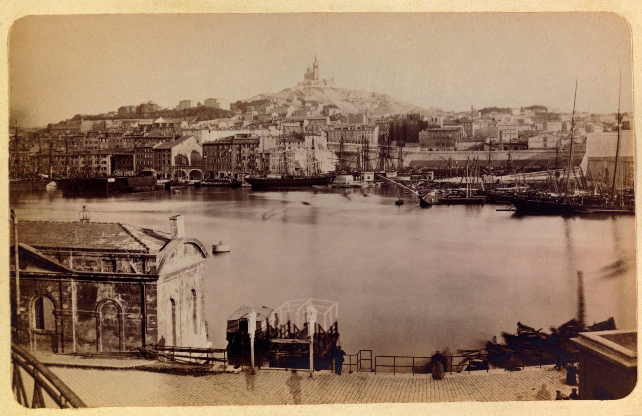 Staden Marseille och dess omgivningar runt 1885 -1890: Den gamla hamnen och Notre Dame de la Garde, Privat samling av Anonymous Anonymous