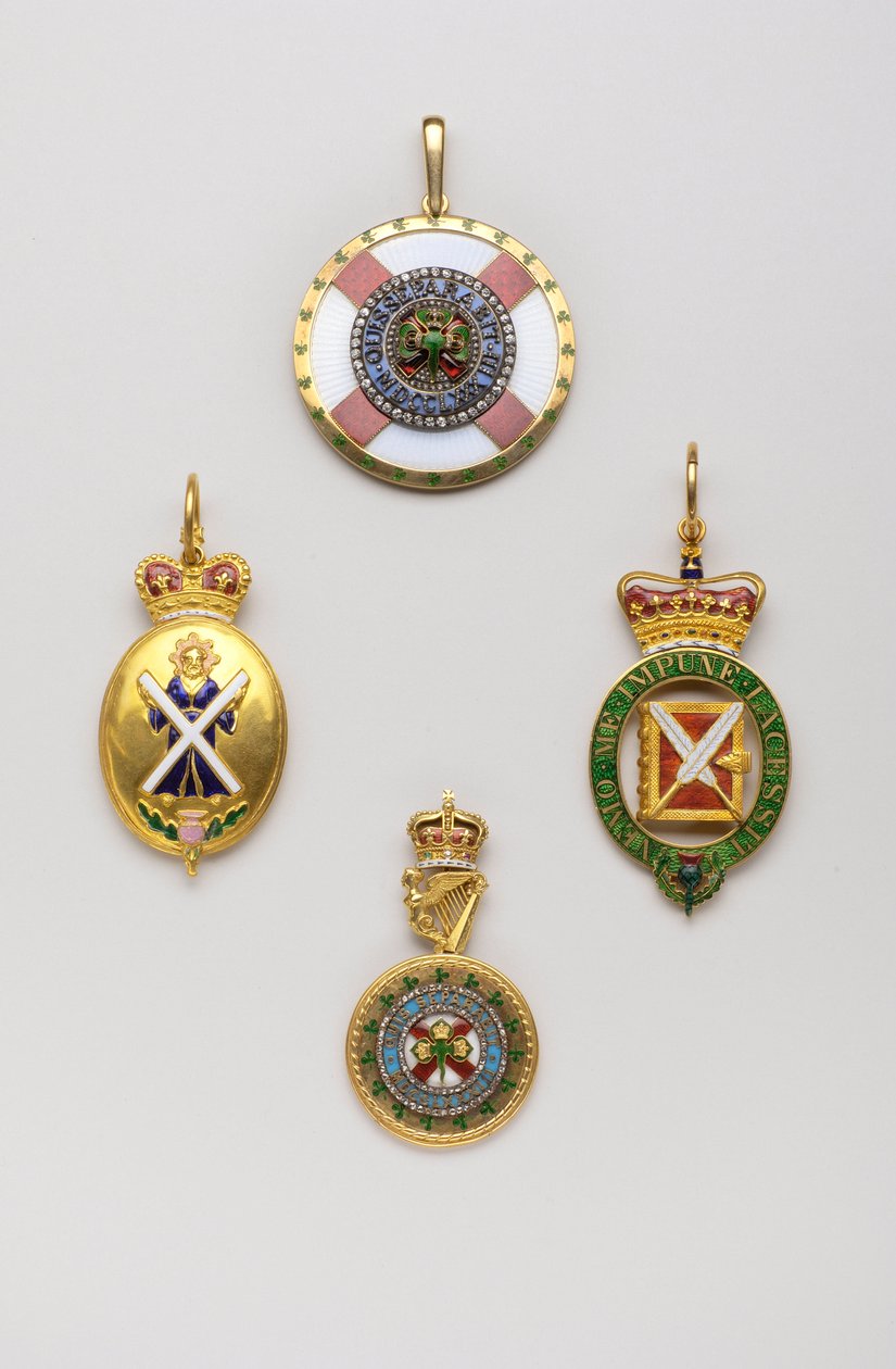 Storbritannien - Order of Thistle - Vänster: Insignier av härold av skotska vapen, detta insignium är inte exklusivt kopplat till Order of Thistle, mitten av 1700-talet, Guld och Emals, H 7 cm; b 3,8 cm; vikt: 36 g - Höger: insignier för dekanus vid O av Anonymous Anonymous