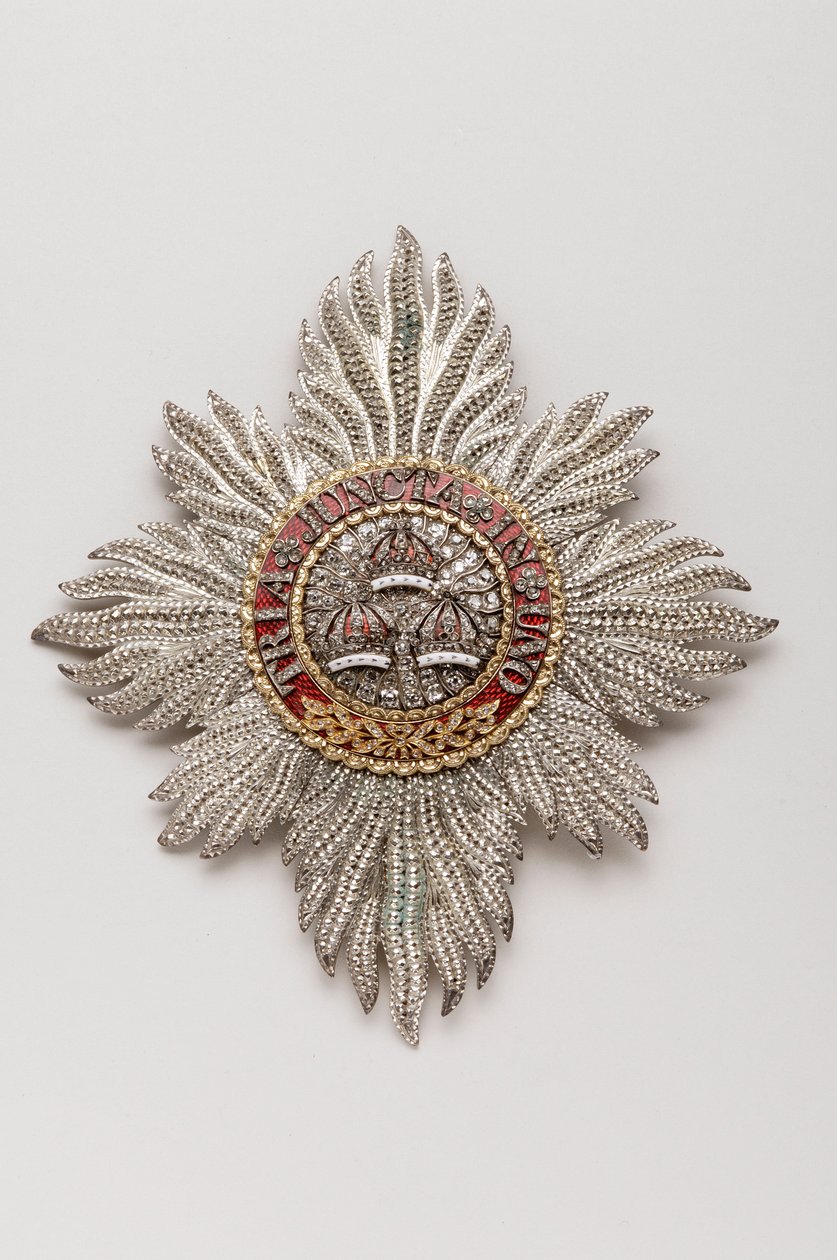 Storbritannien - Order of the Bath: Riddarplakett tillhörande George IV (1762-1830), regent, dåvarande kung av England (1820-1830) - Tillverkad av Rundell, Bridge & Rundell, London - 1813 - Guld, silver, diamanter och emaljer - H 11,9 cm; b 10,6 cm; vikt: av Anonymous Anonymous