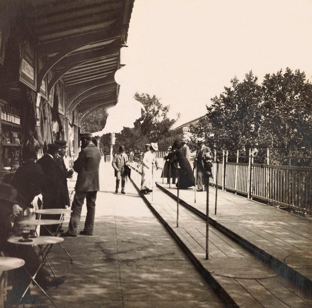Universal Exposition of 1900 - Exposition Universelle de 1900 i Paris: Den rullande trottoaren - privat samling av Anonymous Anonymous