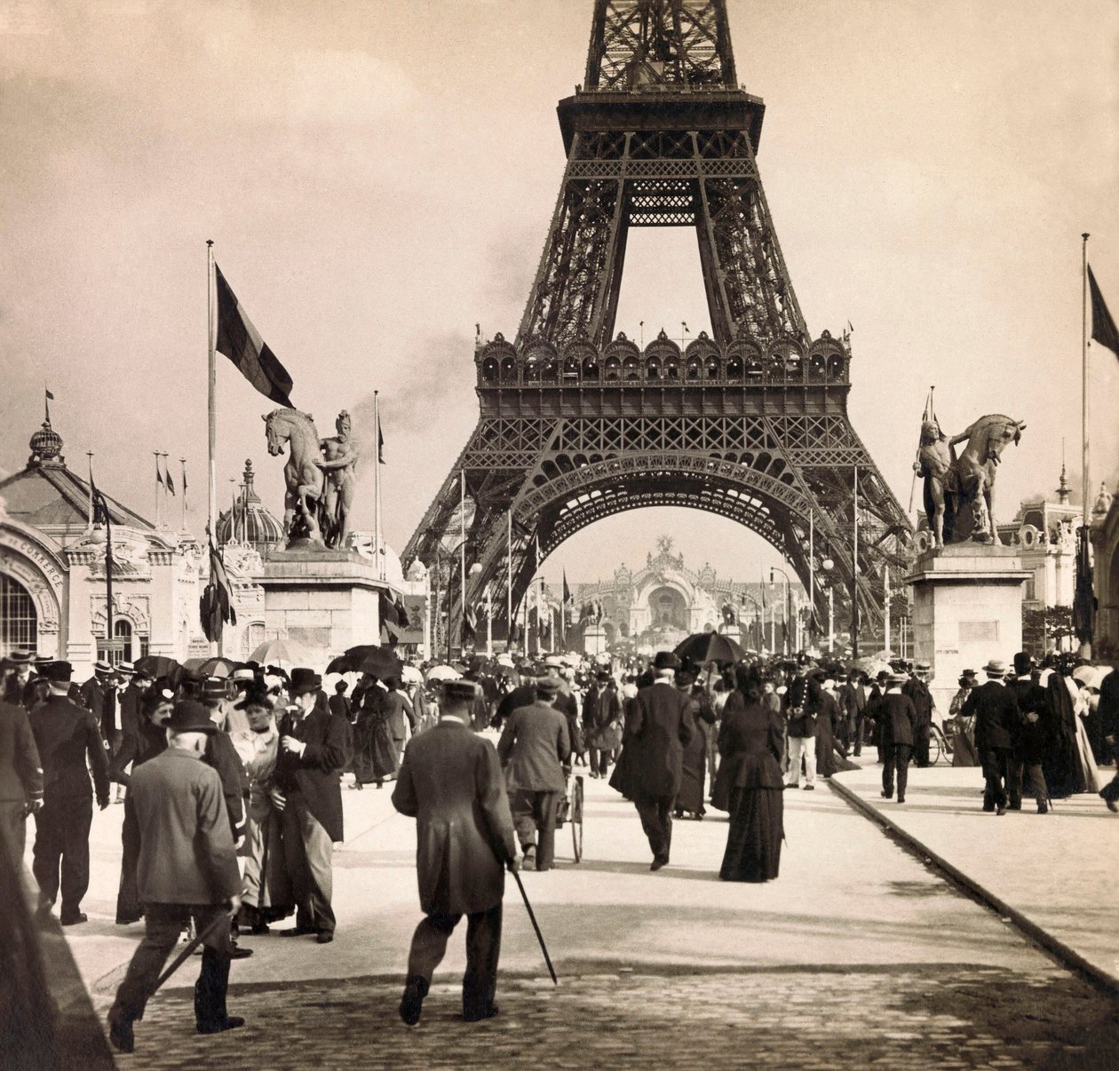 Universal Exposition of 1900 - Exposition Universelle de 1900 i Paris: Vy tagen på Champs de Mars - privat samling av Anonymous Anonymous