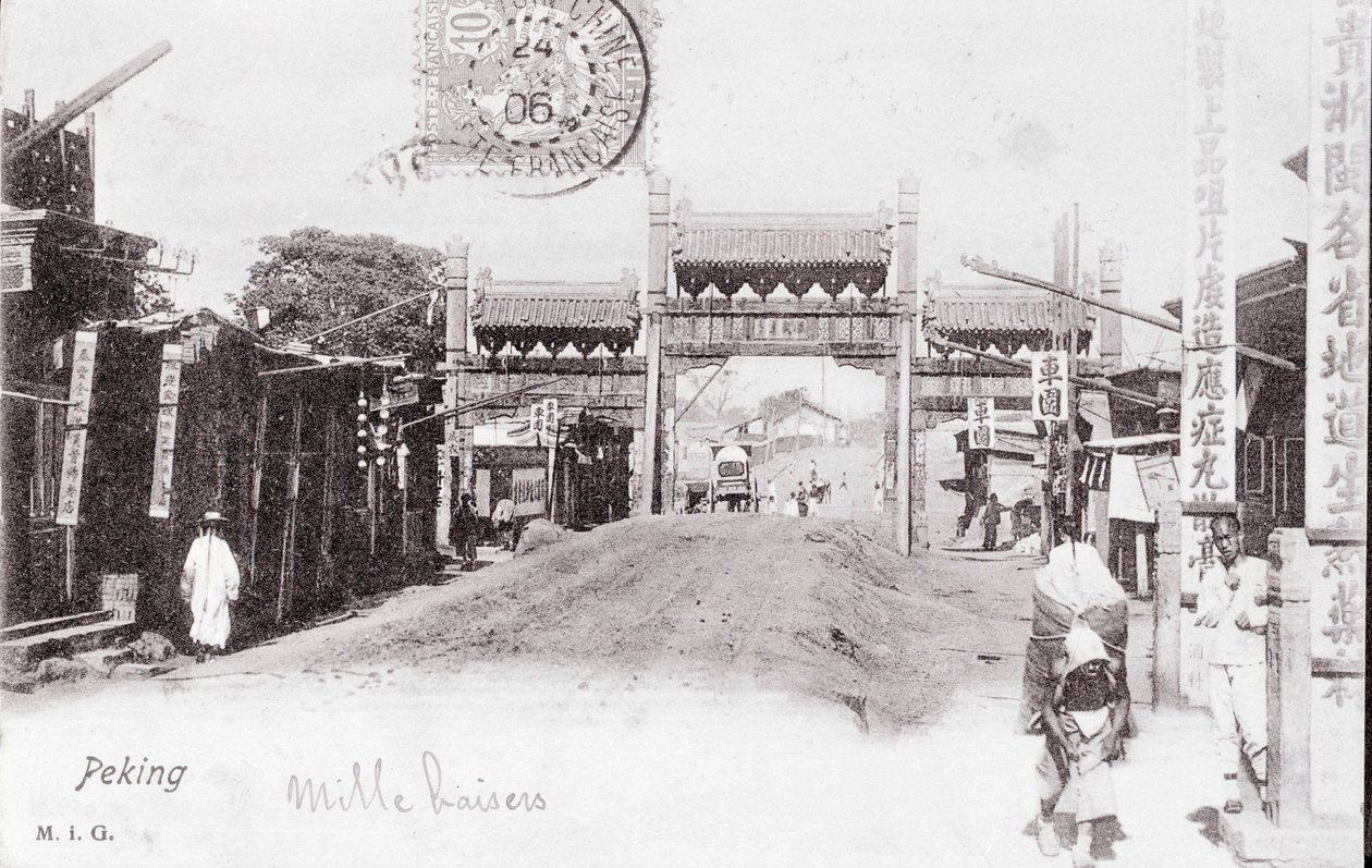 Vy över en port till staden Pekin, Kina, fotografi från 1906 - Privat samling av Anonymous Anonymous