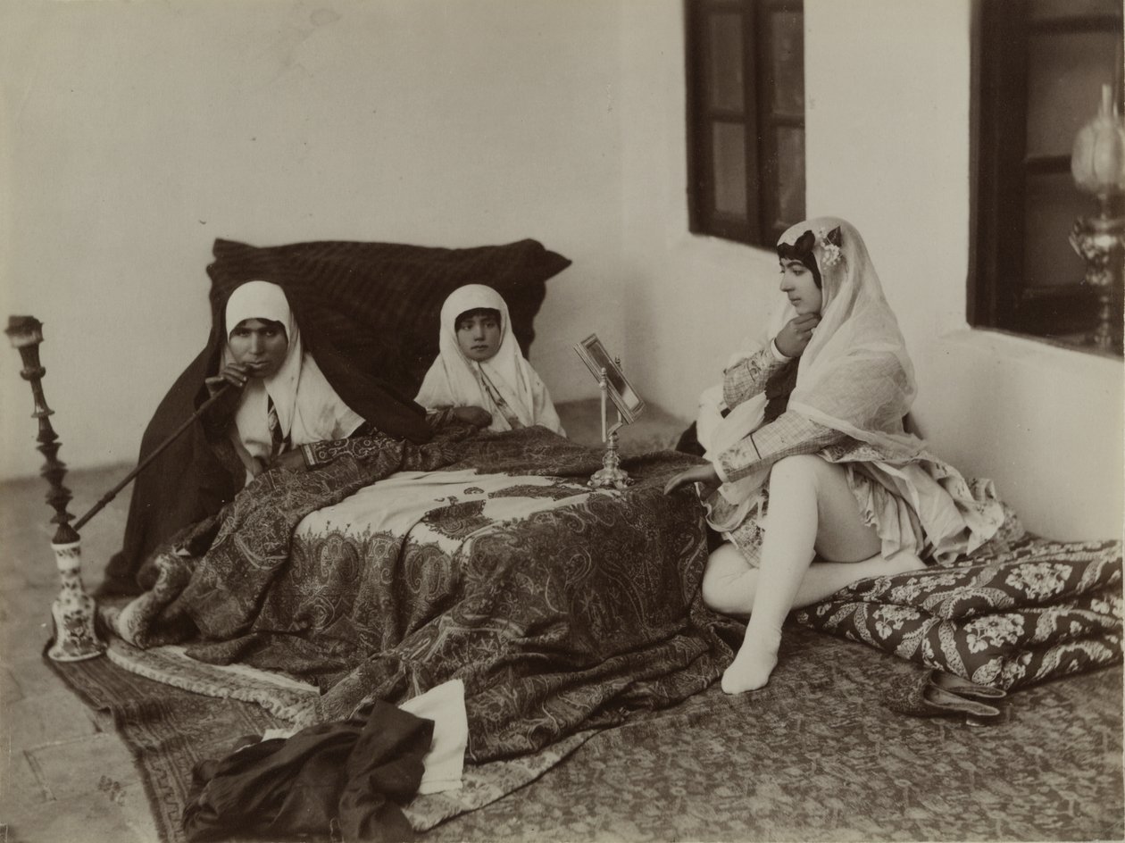 Damer som vilar i haremet, sent 1800-tal (foto av silveralbumin) av Antoin Sevruguin