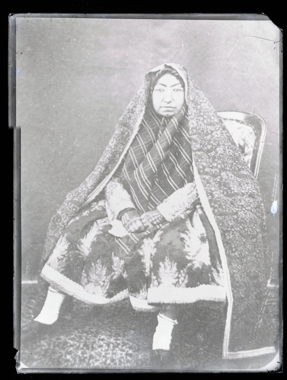 Studioporträtt: Nasir Al-Din Shahs mor, Mahd-i Awliya (s/v foto) av Antoin Sevruguin