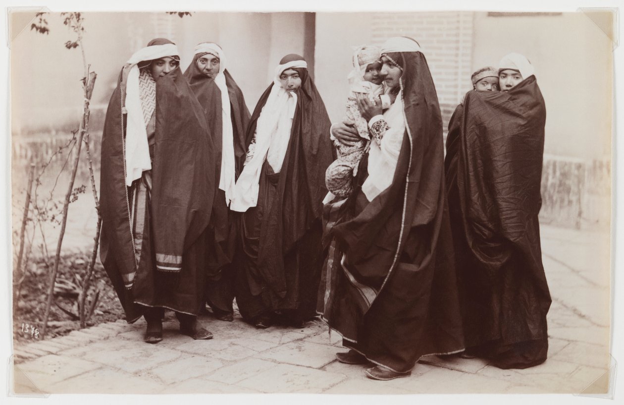 Grupp beslöjade kvinnor med en baby (silveralbuminfoto) av Antoin Sevruguin