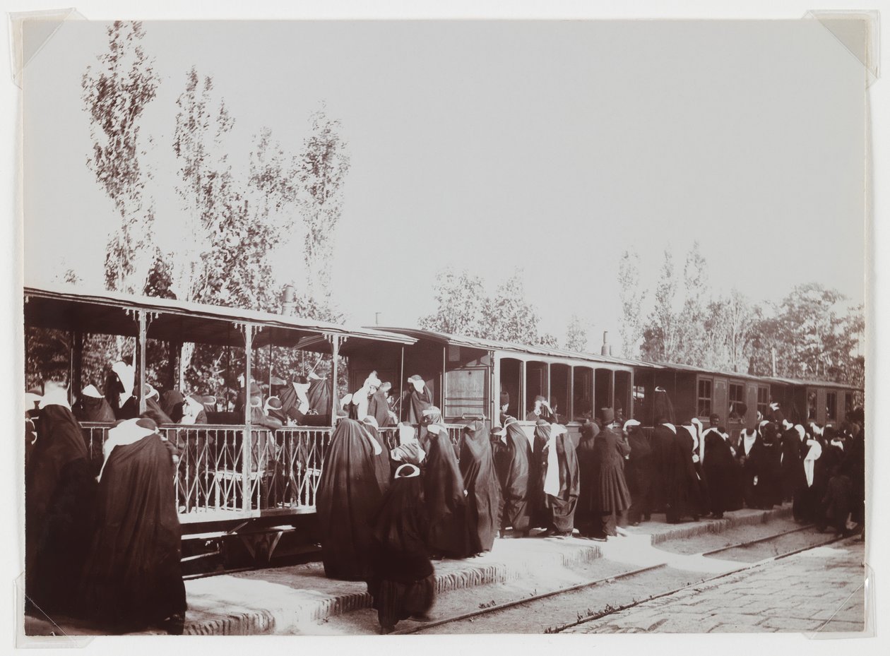 Beslöjade kvinnor som går ombord på ett tåg (foto av silveralbumin) av Antoin Sevruguin