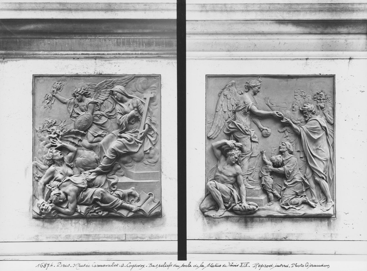 Frankrikes ängel som utvisar kättarna, utdelning av bröd, detalj från piedestalen på statyn av Ludvig XIV, cour d