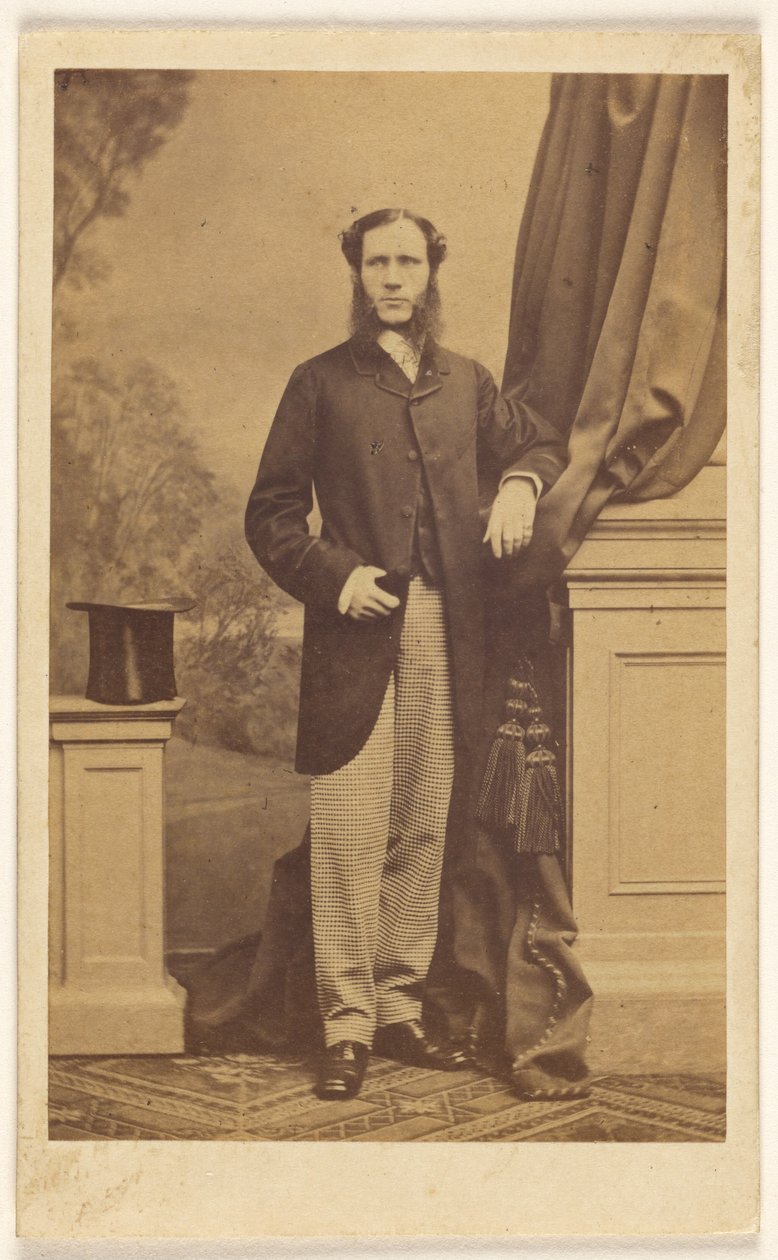 [Oidentifierad man med långa fårskallar, stående] av Antoine Claudet