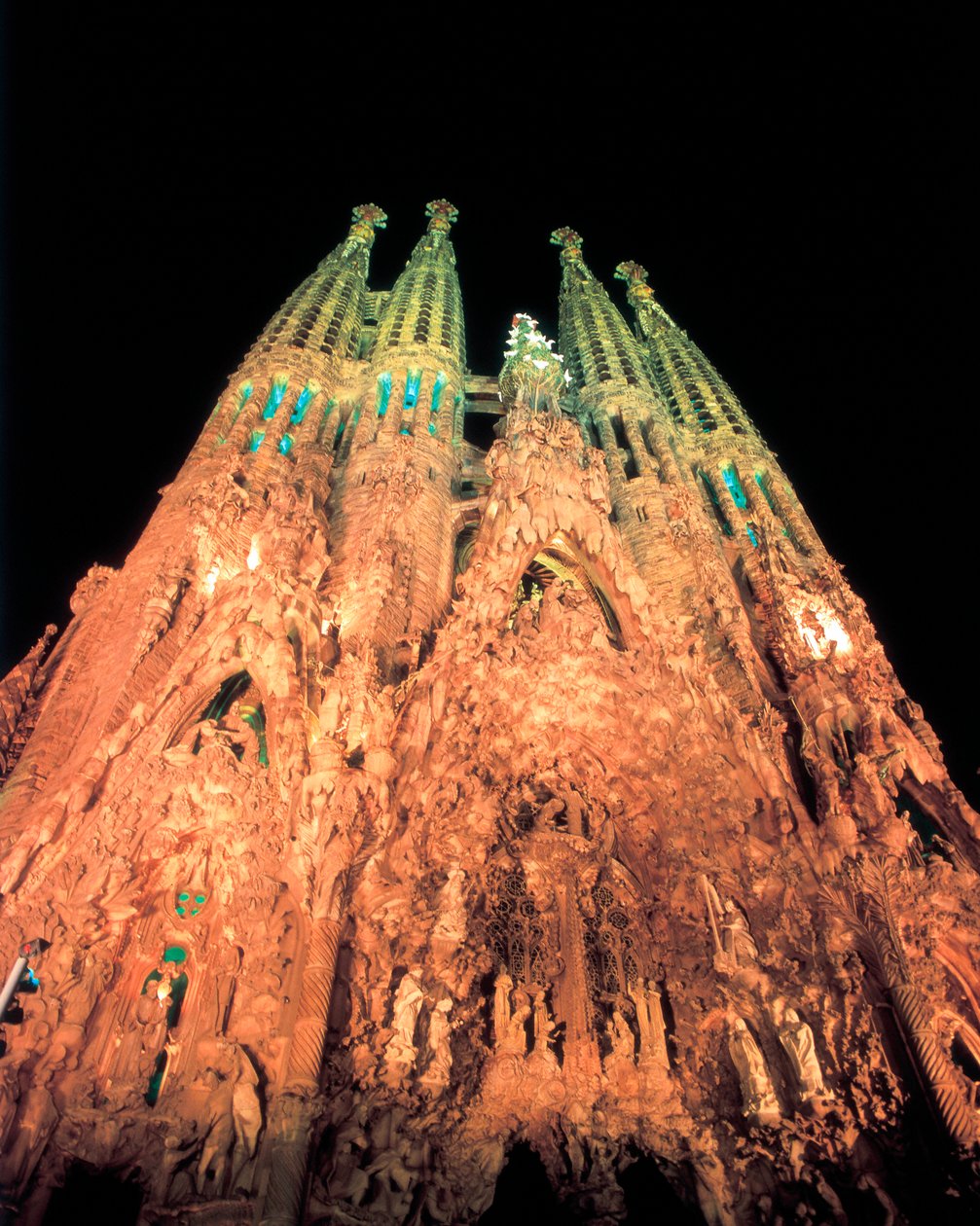 Författare: GAUDI i CORNET, Antoni (1852-1926). Titel: Sagrada Familia. 1884-1926 (spanska).. Teknik: Arkitektur. Museum/Plats: SPANIEN. KATALONIEN. BARCELONA. Barcelona. Den heliga familjens försoningskyrka. Fachada del Nacimiento. (spanska). av Antoni Gaudi