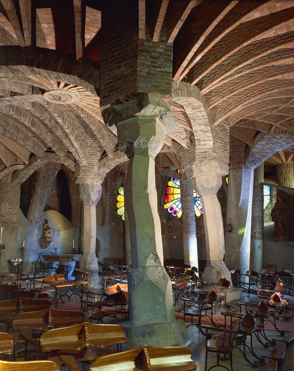 Spanien, regionen Katalonien, Barcelona-provinsen, Baix Llobregat län, Santa Coloma de Cervello, kyrkan Colonia Guell, kyrkkryptan av Antoni Gaudi