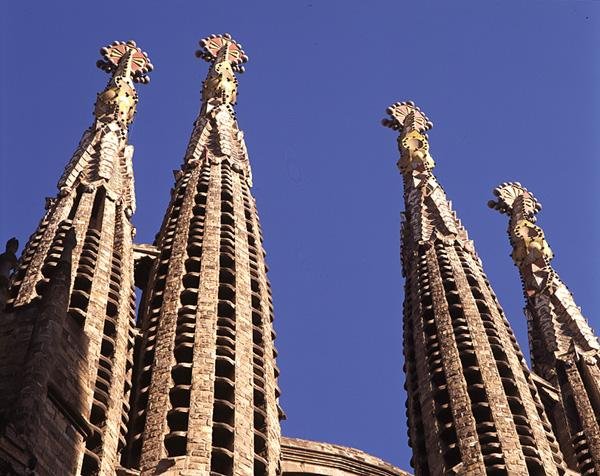 Spiror från La Sagrada Familia, kyrkan påbörjad 1882 (foto) av Antoni Gaudi