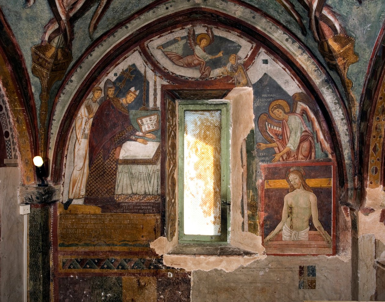 Till vänster inviger påven Gregoire IX, då eveque för staden Ostia, kapellet (1100-talet) till höger, Pieta, fresk senare gjord av Antonio Aquili dit Antoniazzo Romano (aktivt runt 1461-1508) 1400-talets kapell från St. Gregoire, Monaste av Antoniazzo Romano