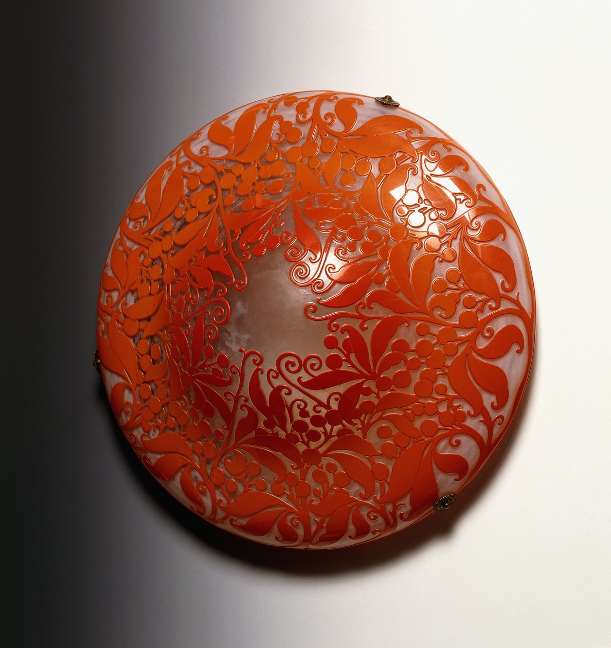 En hängande skärm designad av bröderna Daum, dekorerad med en korallfärgad design av bär och löv, 1900-tal (glas, emalj) av Antonin and Auguste Daum