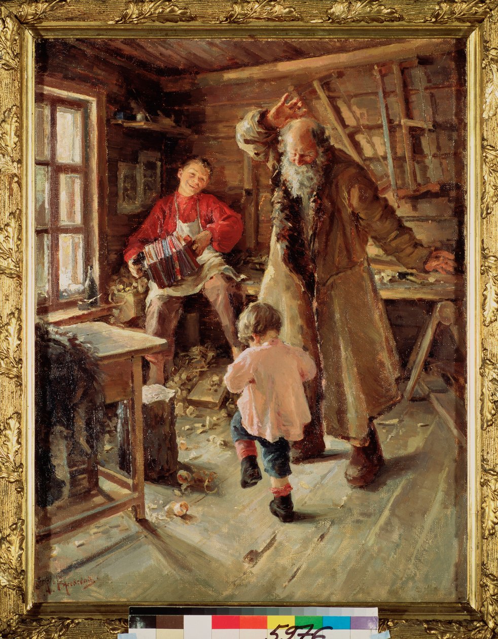 A Merry Moment (I en snickarverkstad spelar en pojke dragspel för att få en liten flicka och en gammal man att dansa) - A Merry Moment - Målning av Antonina Leonardovna Rzhevskaya (1861-1934), olja på duk av Antonina Leonardov Rzhevskaya