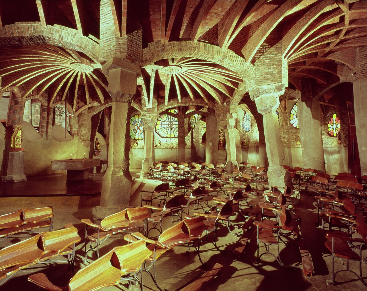 Guell Crypt med sin "lutade kolumn", byggd av Antonio Gaudi (1852-1926) 1908-15 av Antonio Gaudi