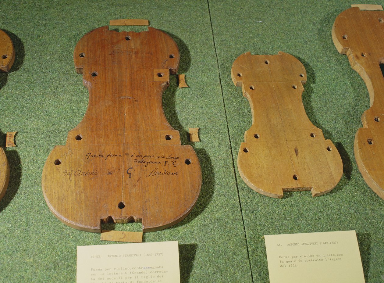 Violinformer (trä) av Antonio Stradivari