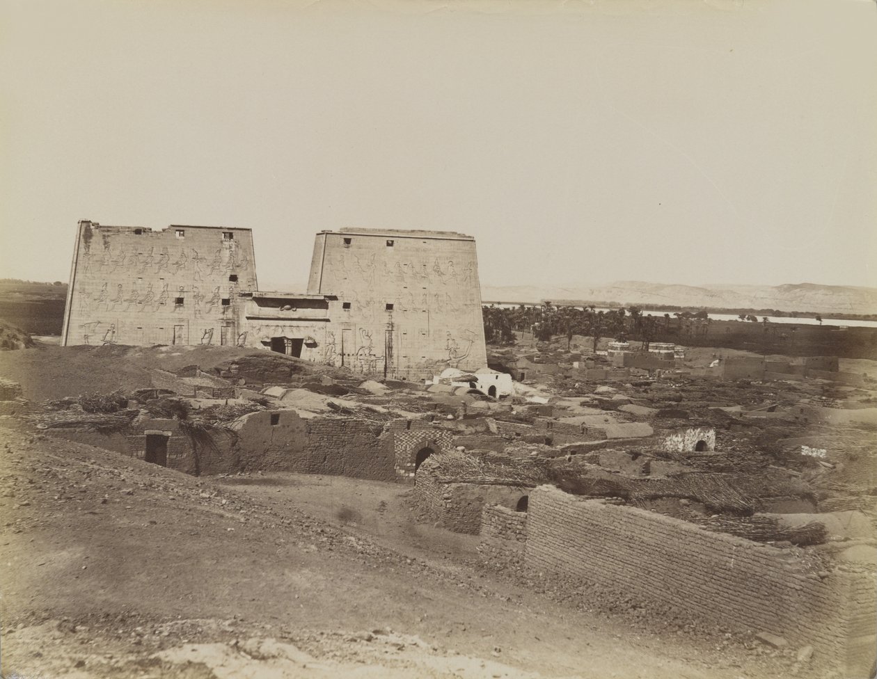 Edfu, utsikt över Pylon och Village av Antonio Beato