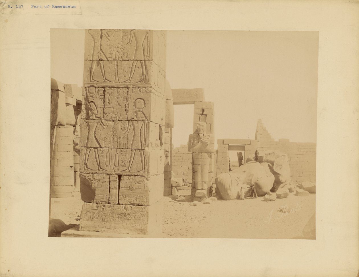 [Del av Ramesseum] av Antonio Beato