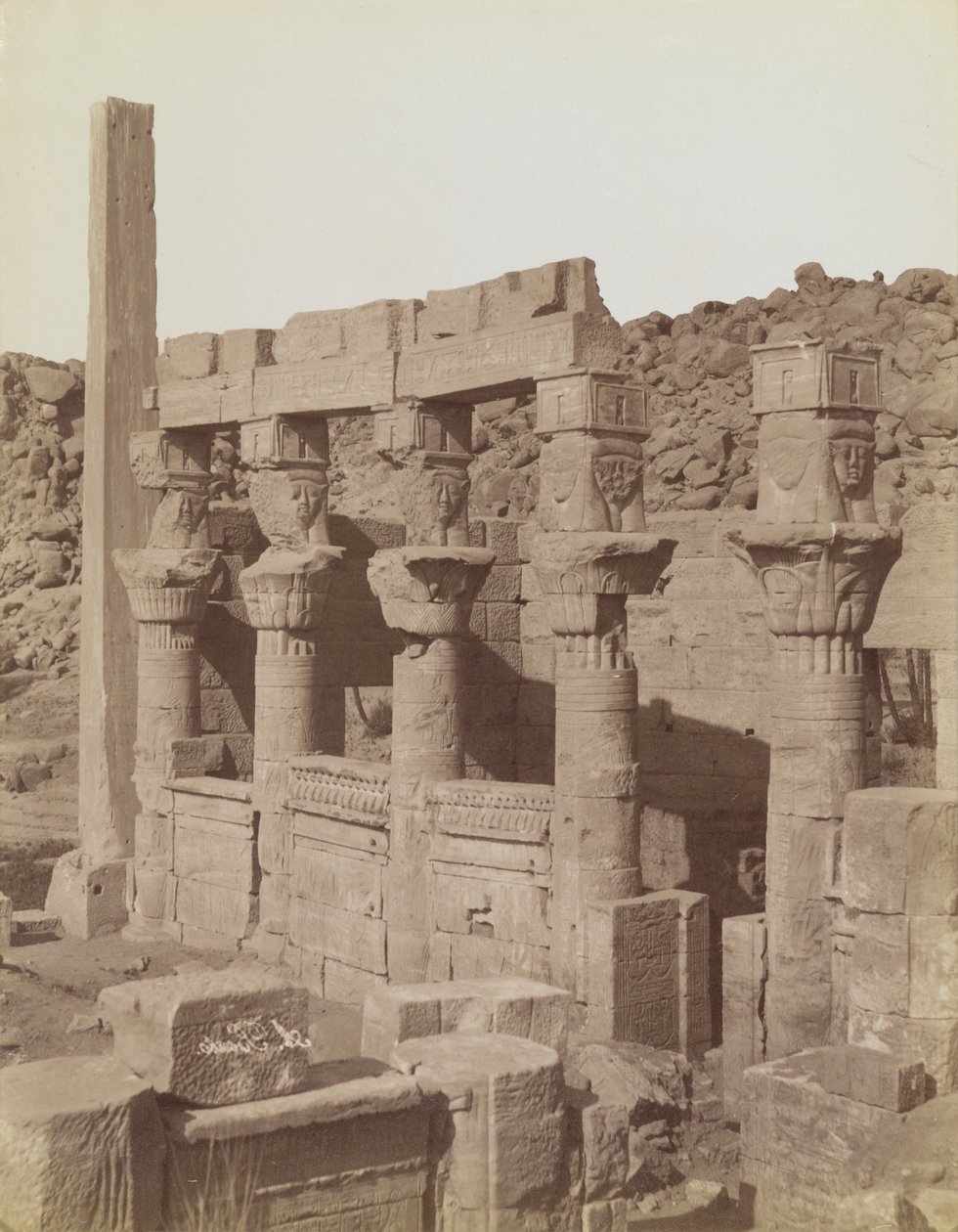 Philae, utsikt från den nordöstra delen av den södra delen av West Colonnade och verandan i Nectanebo vid Isis-templet av Antonio Beato