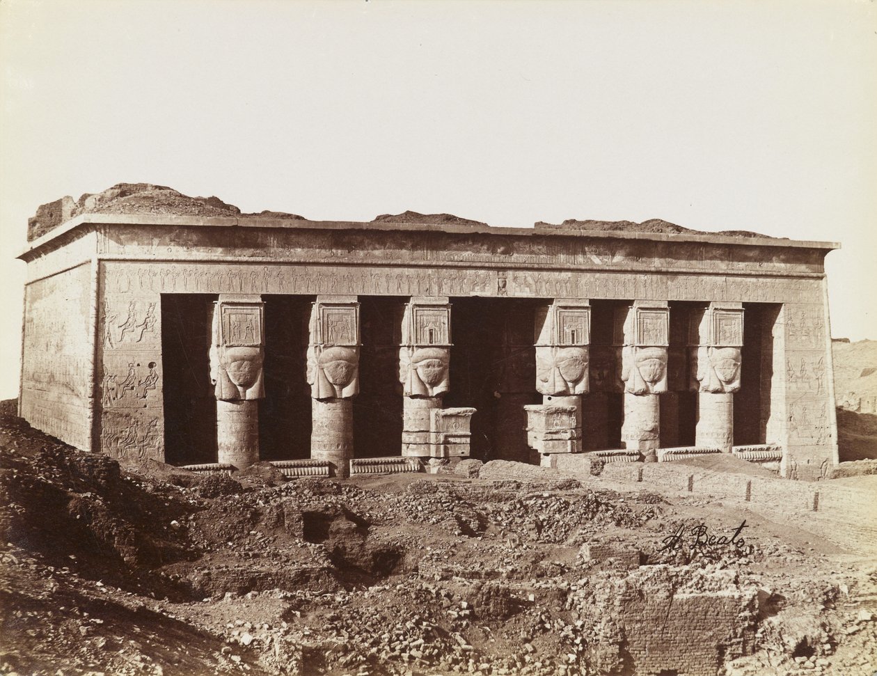 Temple of Dendera, vy från nordost om templets fasad av Antonio Beato