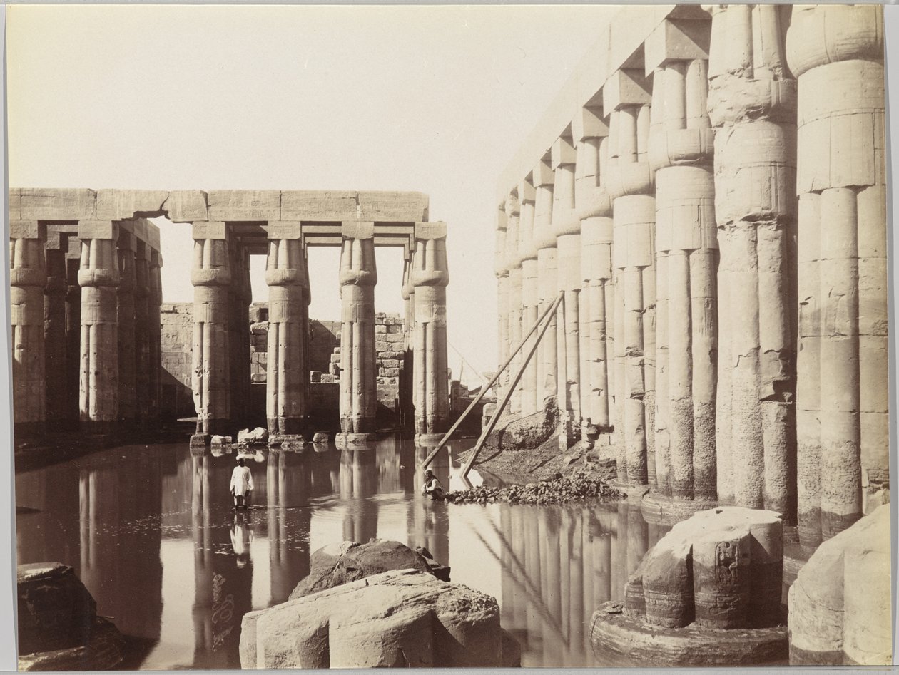 Luxortemplet (Utsikt över Amenhotep III:s domstol) (albumin silverfoto) av Antonio Beato