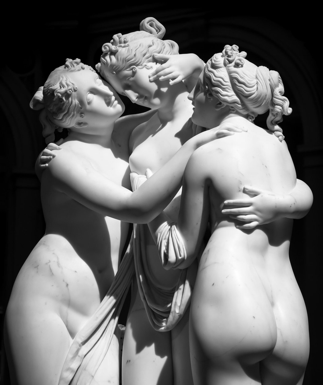 MILAN, ITALIEN - CIRKA JUNI 2020: Antonio Canovas staty De tre gracerna (Le tre Gr..., 2019 (foto) av Antonio Canova