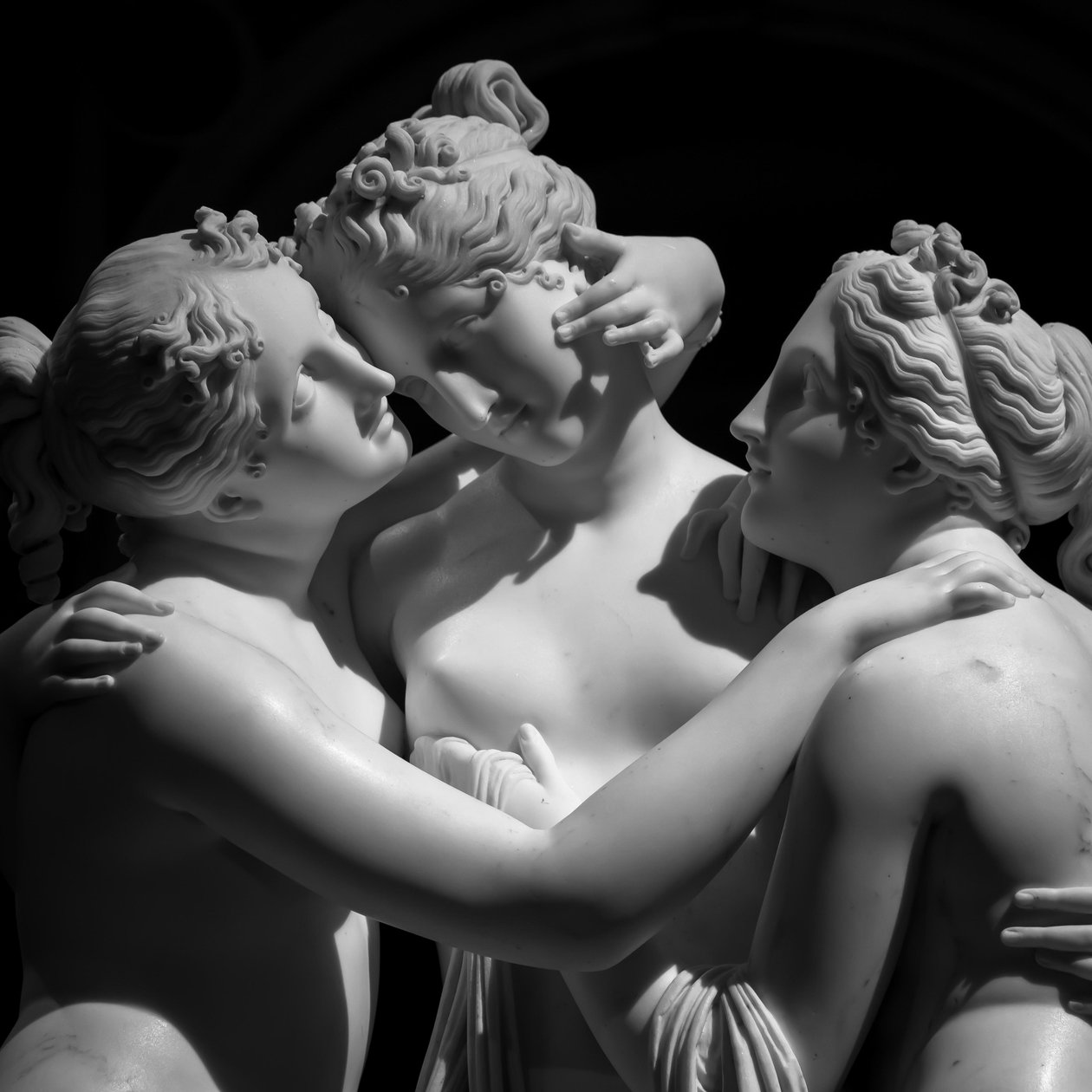 MILAN, ITALIEN - CIRKA JUNI 2020: Antonio Canovas staty De tre gracerna (Le tre Gr..., 2019 (foto) av Antonio Canova