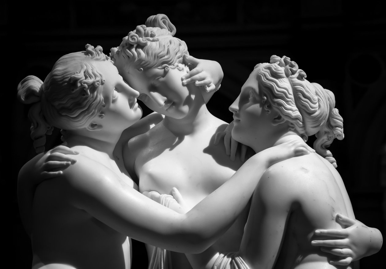 MILAN, ITALIEN - CIRKA JUNI 2020: Antonio Canovas staty De tre gracerna (Le tre Gr..., 2019 (foto) av Antonio Canova