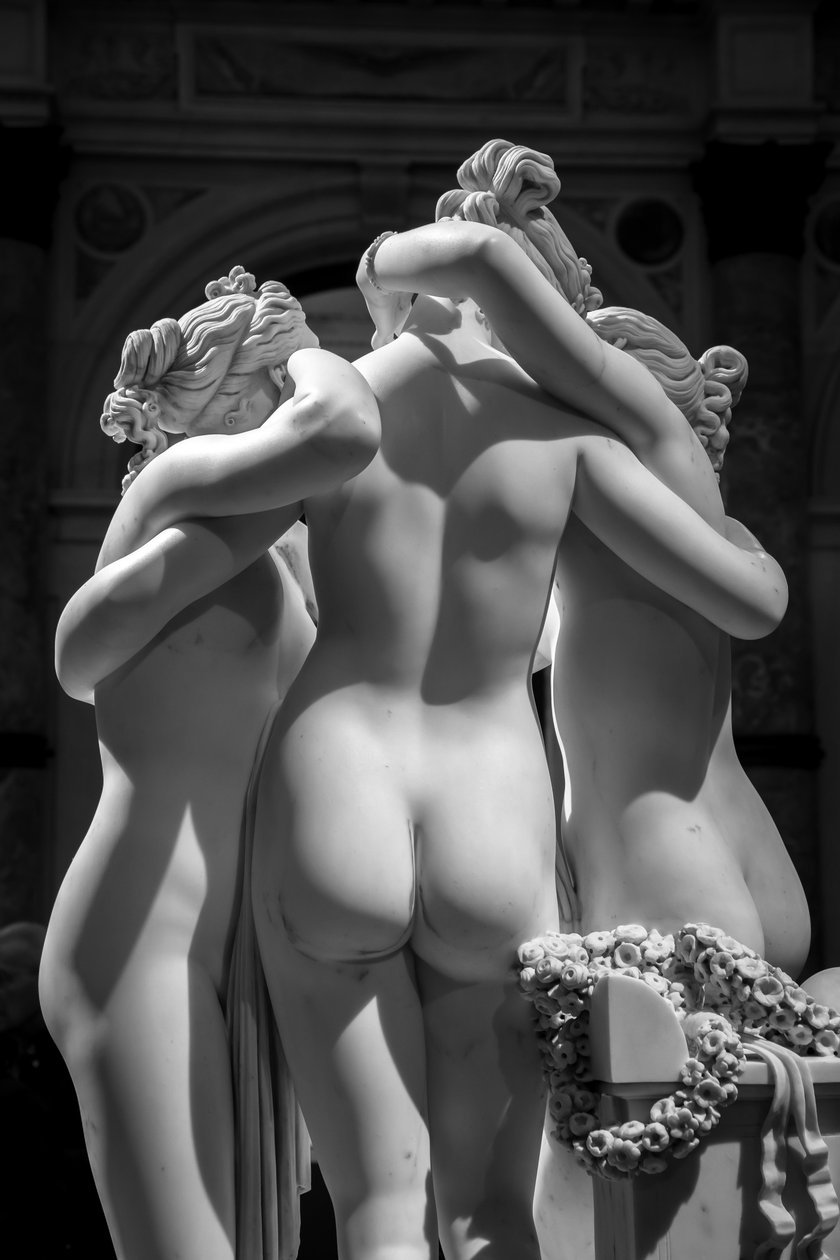 MILAN, ITALIEN - CIRKA JUNI 2020: Antonio Canovas staty De tre gracerna (Le tre Gr..., 2019 (foto) av Antonio Canova