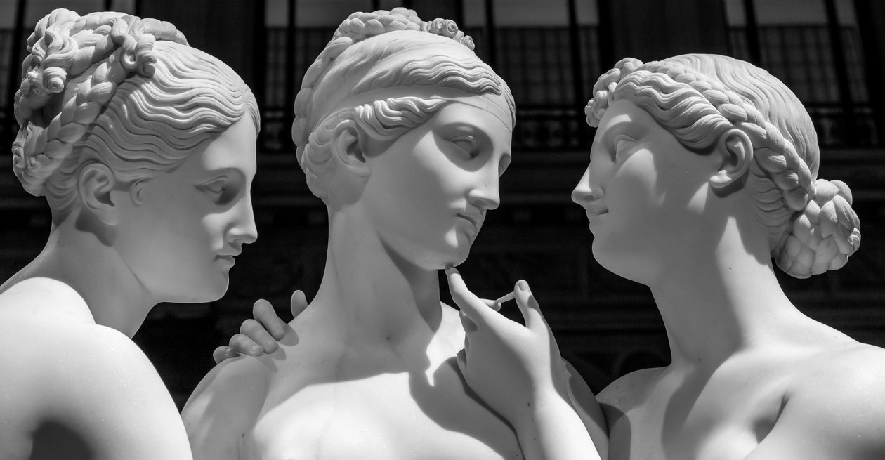 Milano, Italien - juni 2020: Bertel Thorvaldsens staty De tre gracerna. Neoklassisk..., 2019 (foto) av Antonio Canova