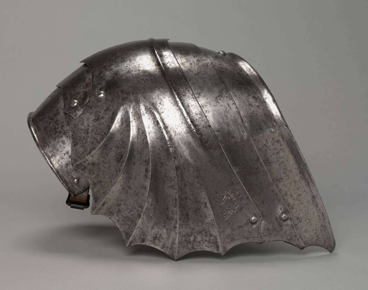 Gotisk solfjäderformad pauldron, ca 1485-1500 (stål) av Antonio Missaglia