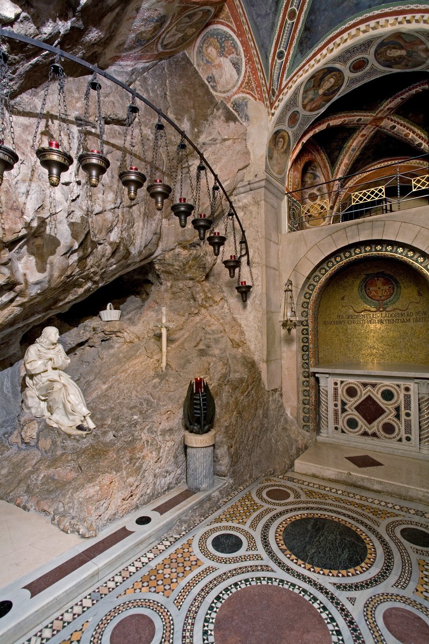 Utsikt över grottan St. Benedetto av Nursie med staty av helgonet gjord av Antonio Raggi (eller Antonio Lombardo) (1624-1686). Det var i denna grotta som helgonet drog sig tillbaka. 1657 Klostret Saint Benedetto (Sacro Speco), Subiaco (Rom), Italien av Antonio Raggi