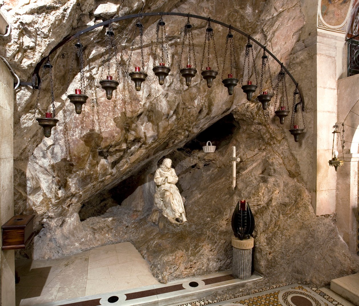 Utsikt över St. Benedettos grotta med en staty av helgonet gjord av Antonio Raggi (eller Antonio Lombardo) (1624-1686). Det var i denna grotta som helgonet drog sig tillbaka. 1657 Klostret Saint Benedetto (Sacro Speco), Subiaco (Rom), Italien av Antonio Raggi
