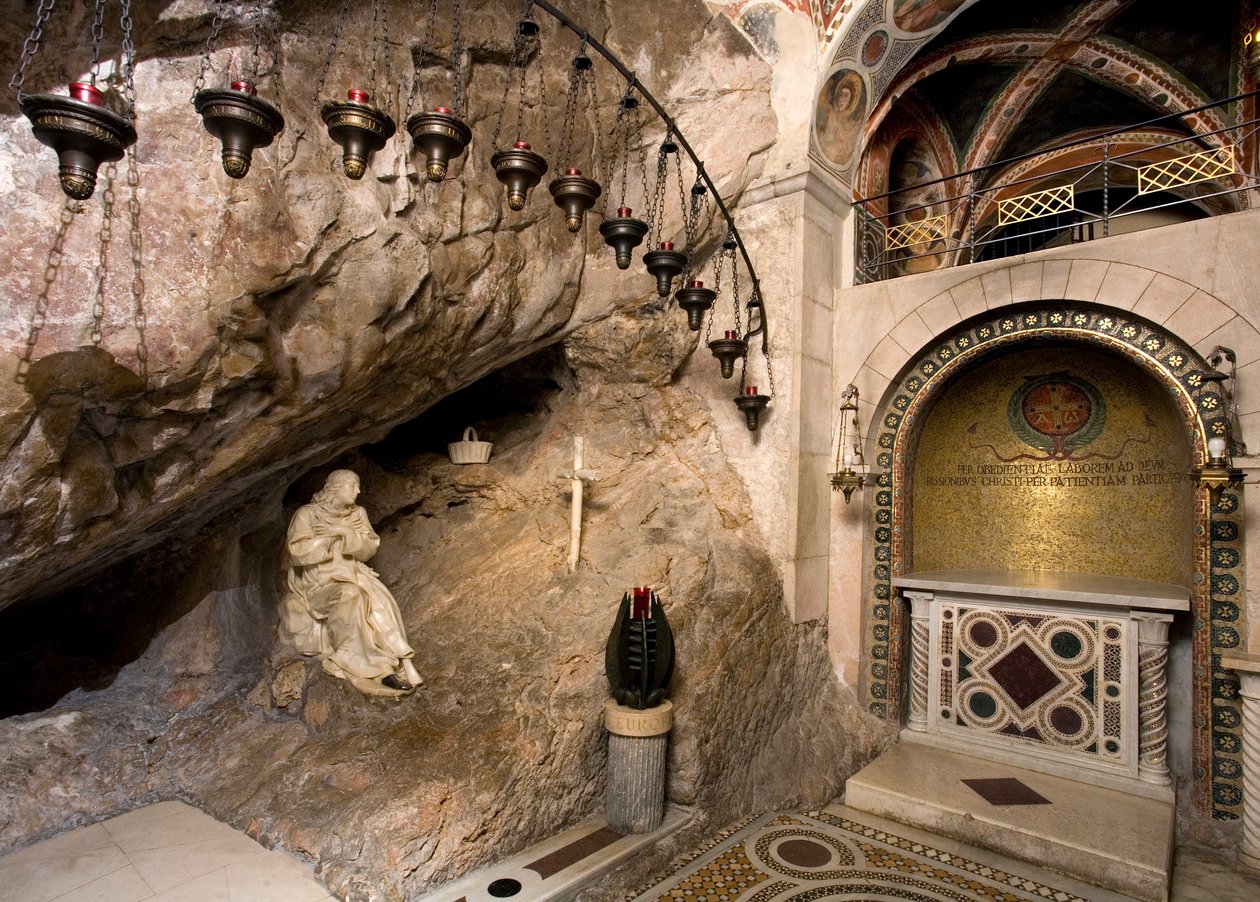 Utsikt över St. Benedettos grotta med en staty av helgonet gjord av Antonio Raggi (eller Antonio Lombardo) (1624-1686). Det var i denna grotta som helgonet drog sig tillbaka. 1657 Klostret Saint Benedetto (Sacro Speco), Subiaco (Rom), Italien av Antonio Raggi