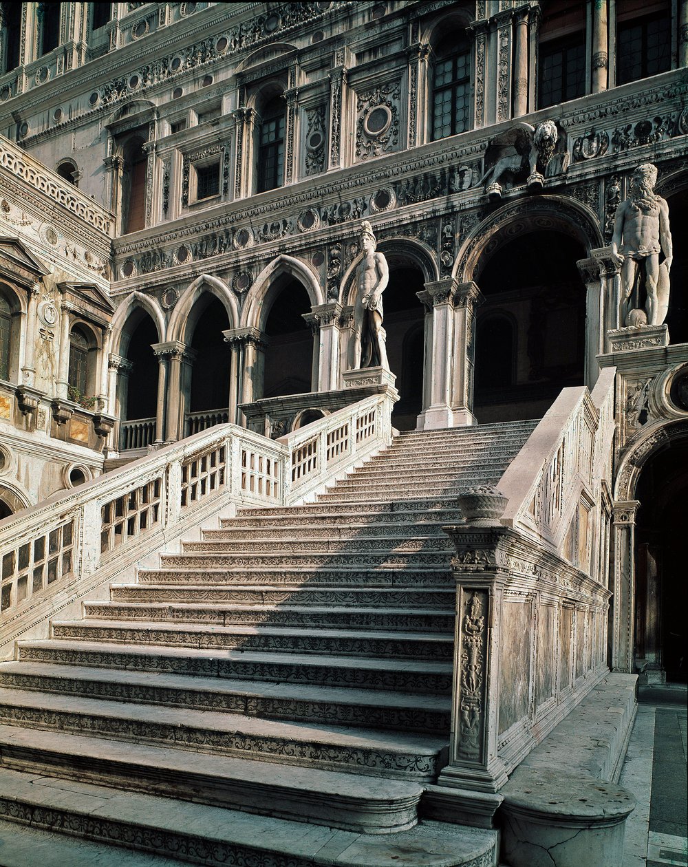 Utsikt över Scala dei Giganti (geanternas trappa) som leder till ingången till Ducal Palace (palazzo ducale) gjord av Antonio Rizzo (1430-1499) 1483-1491 Venedig av Antonio Rizzo