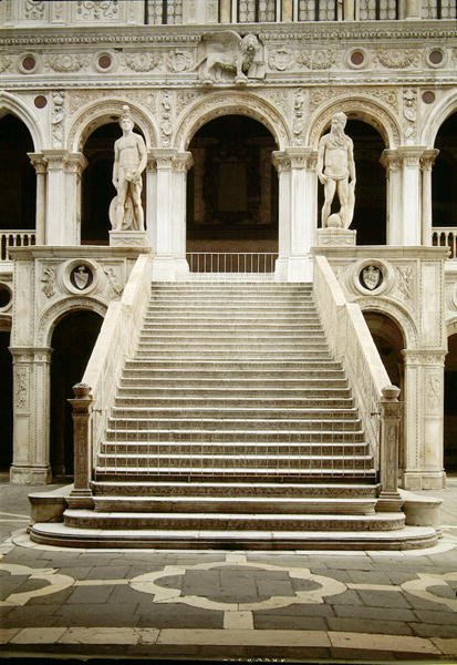 Utsikt över Scala dei Giganti, designad av Antonio Rizzo med statyer av Mars och Neptunus av Jacopo Sansovino (1486-1570) av Antonio Rizzo
