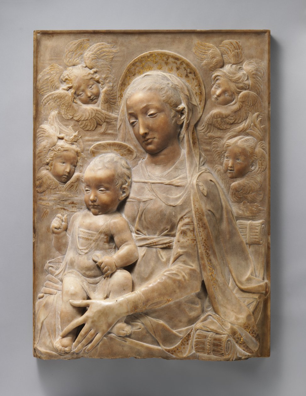 Madonna och barn med änglar, ca 1455-60 (marmor med förgylld detalj) av Antonio Rossellino