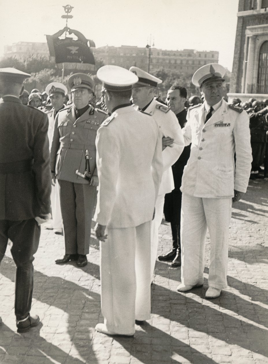 Album "MVSN- Blackshirts": Carlo Delcroix krigsslut och guldmedaljen i vit uniform från "Corporal of Honour" från MVSN (s/v foto) av Antonio Savio