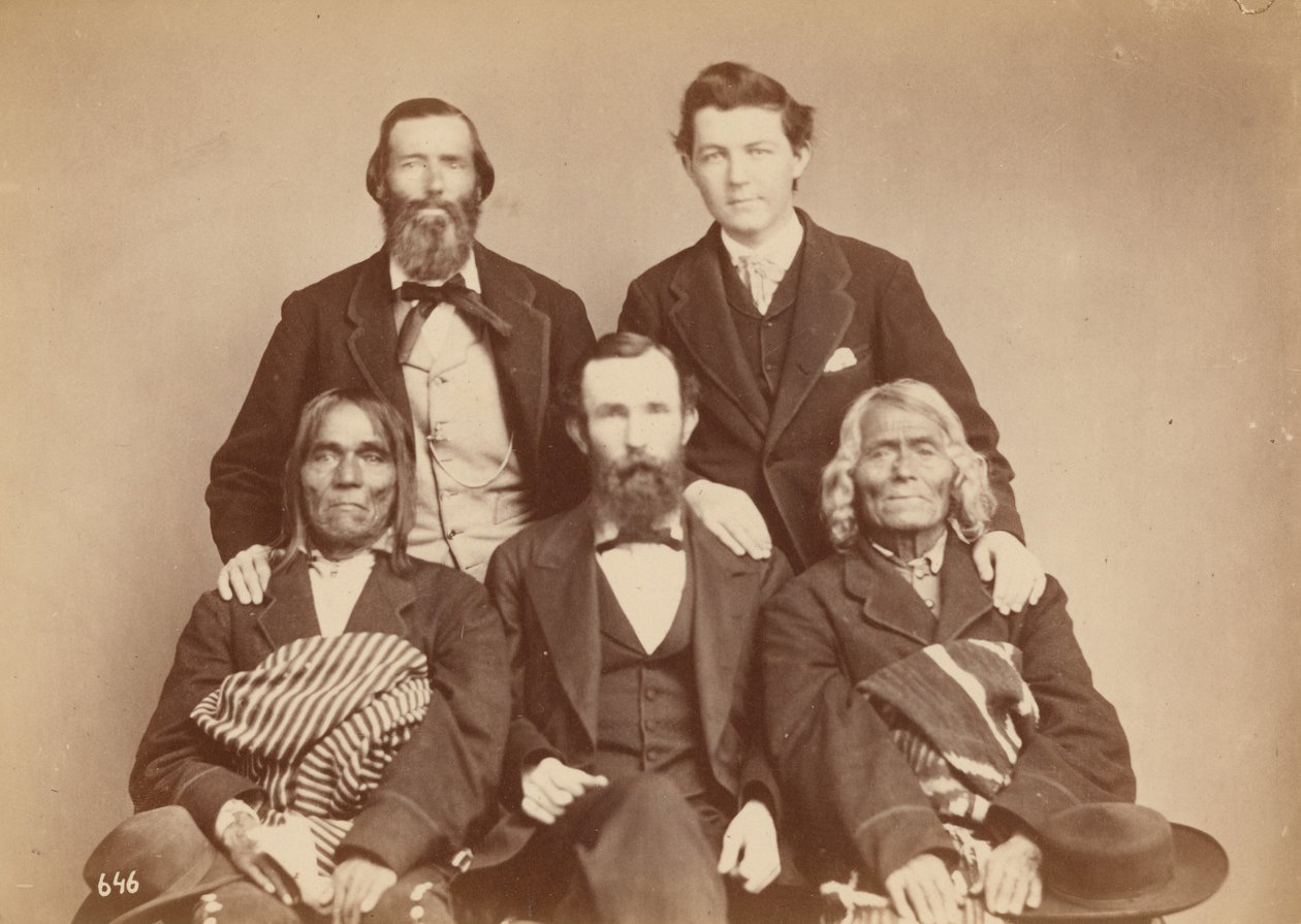 Alexander Gardner, William Henry Jackson och Antonio Zeno Shindler med Pueblo-delegaterna Alejandro Padilla, guvernör i Isleta, och Ambrosio Abeita, före detta guvernör i Isleta,1868 (foto) av Antonion Zeno Shindler