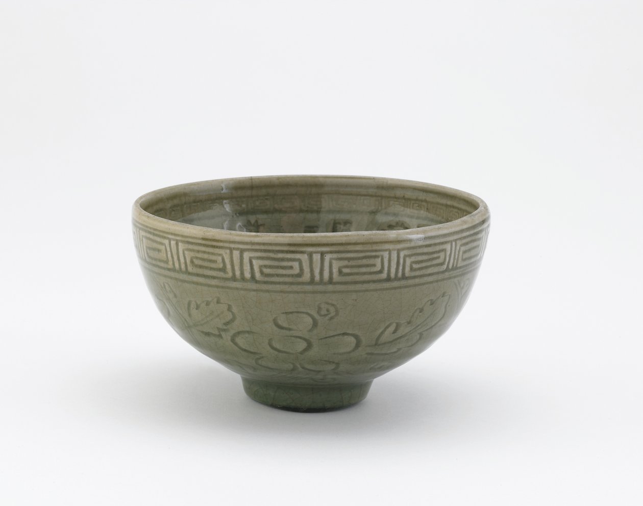 Serveringsskål i stil med Longquan-ware, Edo-period, sent 1700-tidigt 1800-tal (stengods med celadonglasyr) av Aoki Mokubei