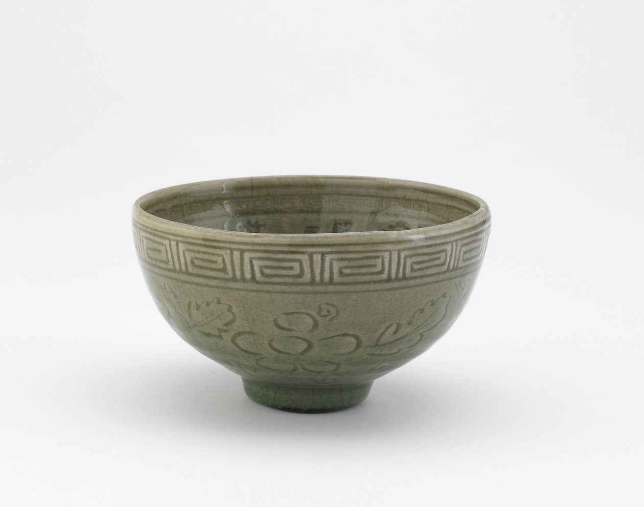 Serveringsskål i stil med Longquan ware, Serveringsskål (hachi), tidigt 1800-tal (stengods med celadonglasyr) av Aoki (attr. to) Mokubei