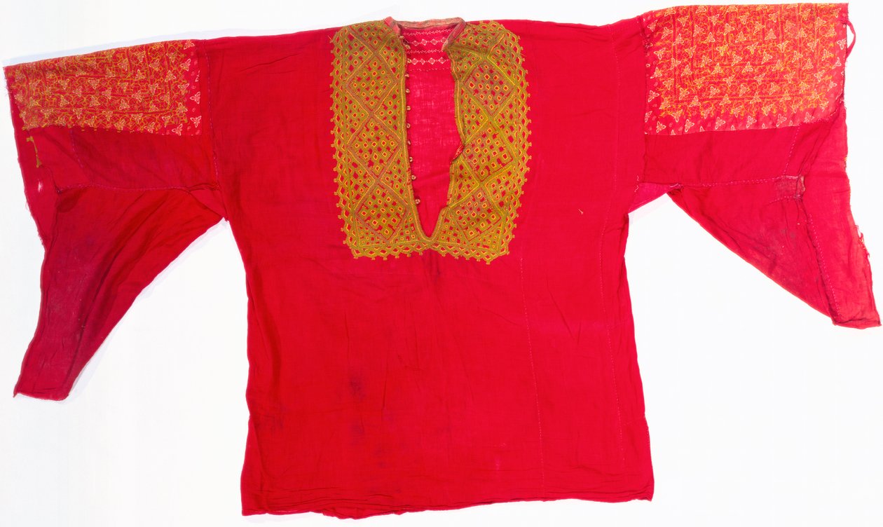 En broderad klänning av rött muslin (muslin) av Arabic School