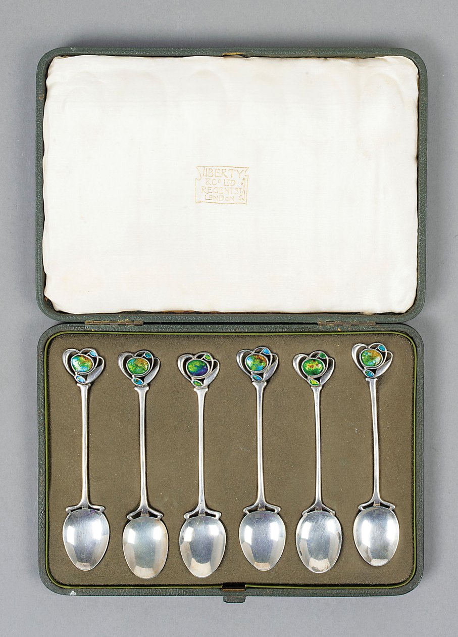 En förpackad uppsättning Cymric silverskedar med emaljerade ytterslut designade av Archibald Knox (1864-1933) av Archibald Knox