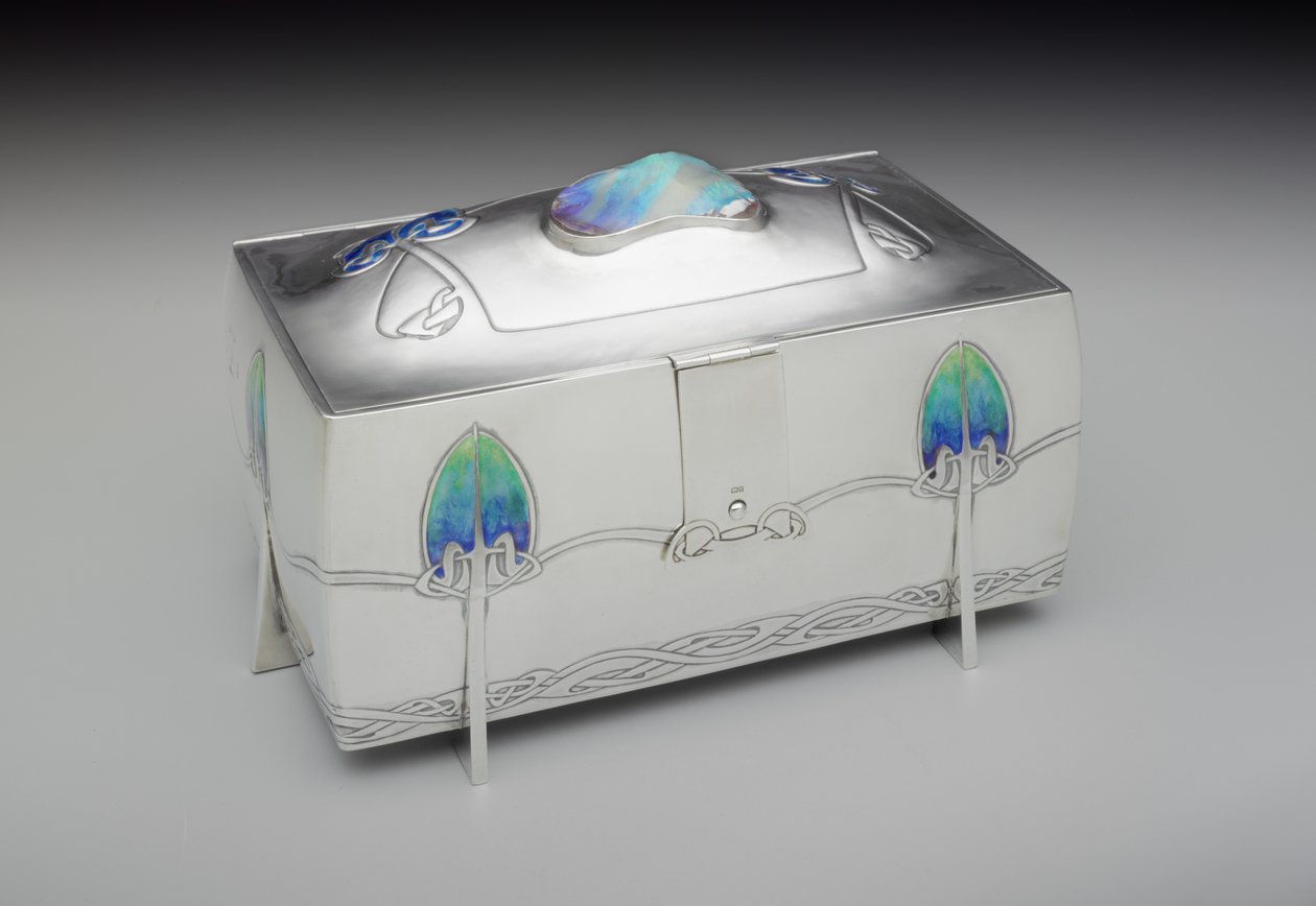 Box (modell 652 variant) av Archibald Knox
