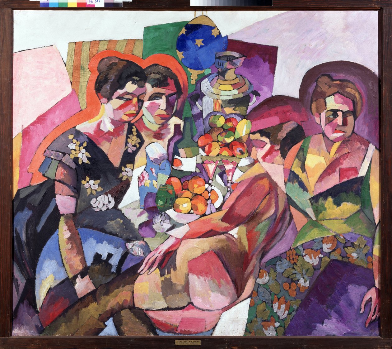 Kvinnor och frukter. Tre kvinnor i blommiga klänningar omger fruktskålar, en samovar, en flaska, en kanna och en liggande naken kvinna. Målning av Aristarkh Vasilyevich Lentulov (Lentulov) (1882-1943), olja på duk av Aristarkh Vasilievic Lentulov