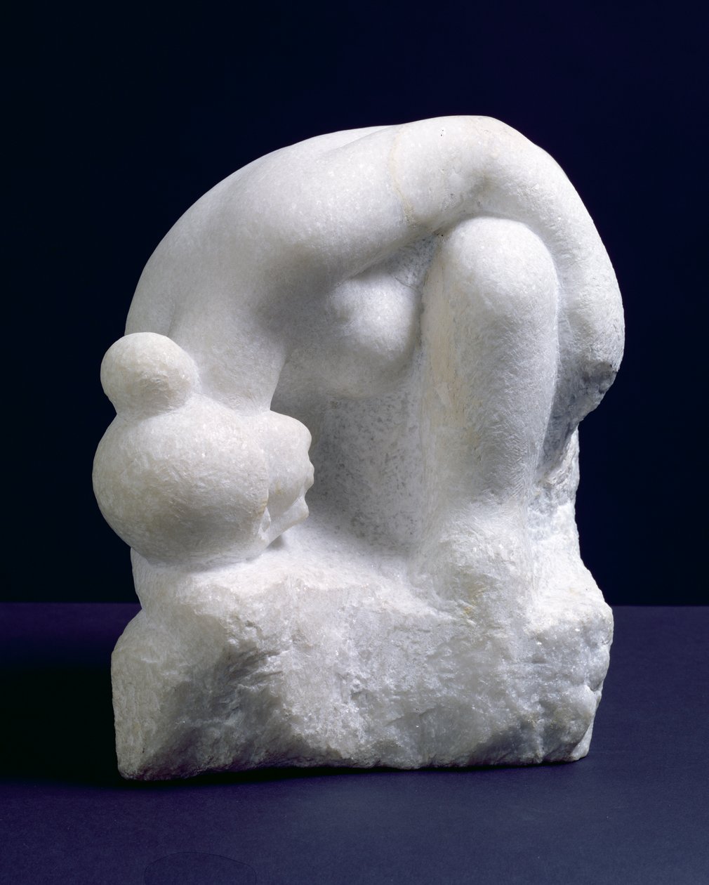 Hukande figur, ca 1930 (börjad 1908) (marmor) av Aristide Maillol
