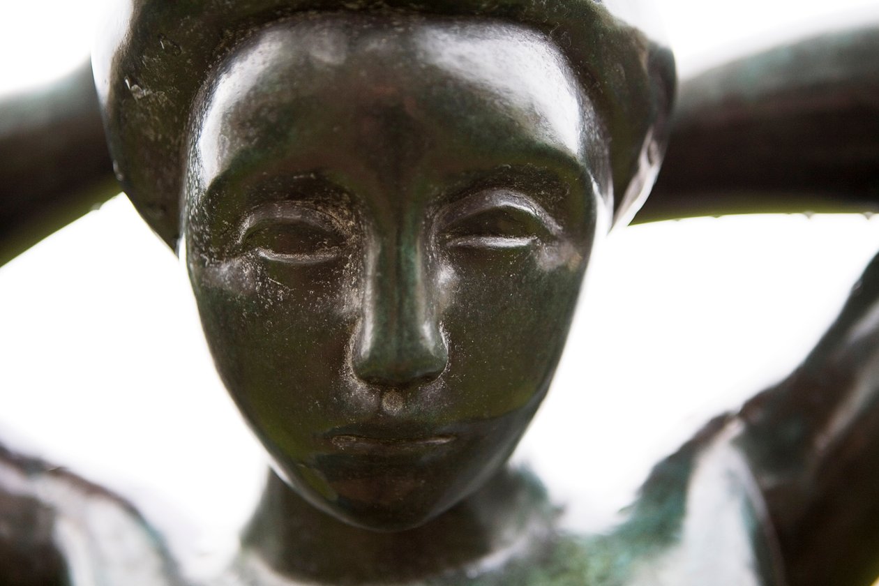Bather ordnar sitt hår, detalj, 1930 (brons) av Aristide Maillol